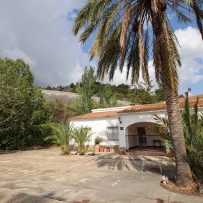 Villa dans la région de Las Fuentes de Algar de Callosa. Zone de vergers et entourée de montagnes.