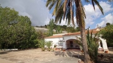 Villa in the area of Las Fuentes de Algar of  Callosa. Orchard area and surrounded by mountains