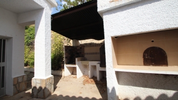 Villa in the area of Las Fuentes de Algar of  Callosa. Orchard area and surrounded by mountains