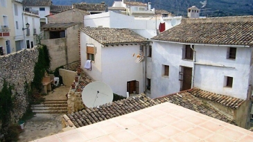 VILLAGE HOUSE WITH GREAT BACKYARD