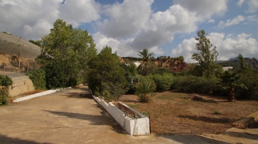 Villa in the area of Las Fuentes de Algar of  Callosa. Orchard area and surrounded by mountains