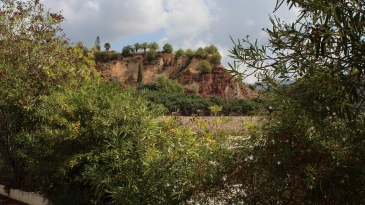 Chalet en la zona de Las fuentes del Algar de Callosa. Zona de huerta y rodeado de montañas.