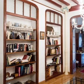 An exquisite restoration with antiques