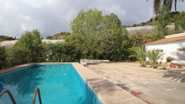 Villa in the area of Las Fuentes de Algar of  Callosa. Orchard area and surrounded by mountains