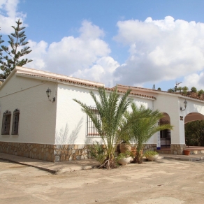 Villa in the area of Las Fuentes de Algar of  Callosa. Orchard area and surrounded by mountains