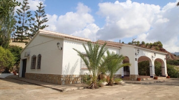 Villa in the area of Las Fuentes de Algar of  Callosa. Orchard area and surrounded by mountains