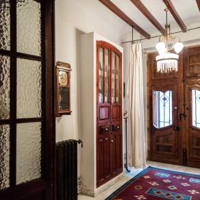 An exquisite restoration with antiques