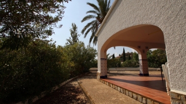 Villa in the area of Las Fuentes de Algar of  Callosa. Orchard area and surrounded by mountains