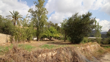 Villa in the area of Las Fuentes de Algar of  Callosa. Orchard area and surrounded by mountains