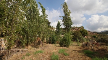 Villa in the area of Las Fuentes de Algar of  Callosa. Orchard area and surrounded by mountains