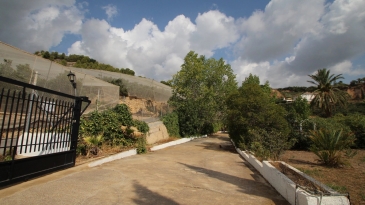 Villa in the area of Las Fuentes de Algar of  Callosa. Orchard area and surrounded by mountains