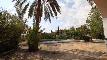 Villa in the area of Las Fuentes de Algar of  Callosa. Orchard area and surrounded by mountains