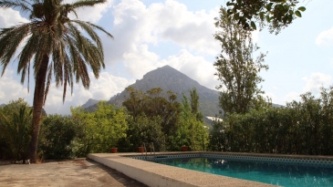 Villa in the area of Las Fuentes de Algar of  Callosa. Orchard area and surrounded by mountains
