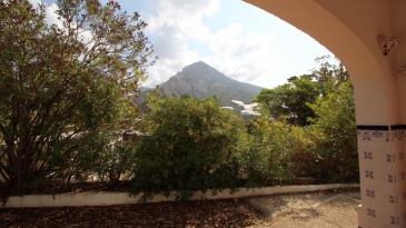 Villa in the area of Las Fuentes de Algar of  Callosa. Orchard area and surrounded by mountains