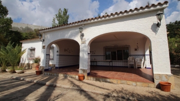 Villa in the area of Las Fuentes de Algar of  Callosa. Orchard area and surrounded by mountains