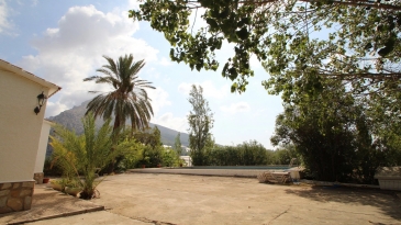 Villa in the area of Las Fuentes de Algar of  Callosa. Orchard area and surrounded by mountains