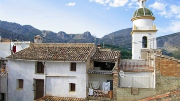 VILLAGE HOUSE WITH GREAT BACKYARD