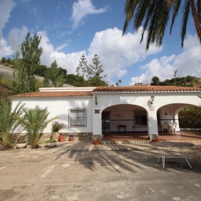 Villa in the area of Las Fuentes de Algar of  Callosa. Orchard area and surrounded by mountains