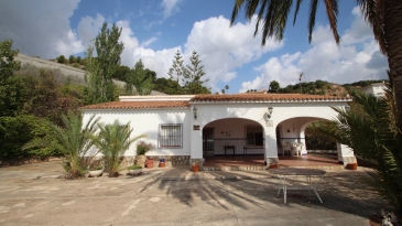 Villa in the area of Las Fuentes de Algar of  Callosa. Orchard area and surrounded by mountains