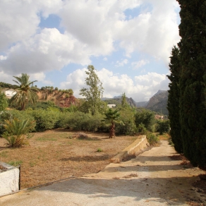 Villa in the area of Las Fuentes de Algar of  Callosa. Orchard area and surrounded by mountains