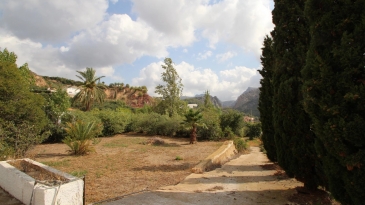 Villa in the area of Las Fuentes de Algar of  Callosa. Orchard area and surrounded by mountains