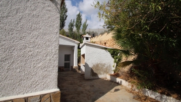 Villa in the area of Las Fuentes de Algar of  Callosa. Orchard area and surrounded by mountains