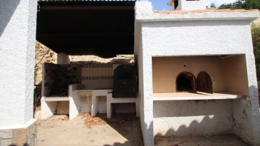 Villa in the area of Las Fuentes de Algar of  Callosa. Orchard area and surrounded by mountains