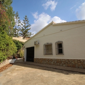 Villa in the area of Las Fuentes de Algar of  Callosa. Orchard area and surrounded by mountains