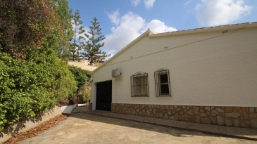 Villa in the area of Las Fuentes de Algar of  Callosa. Orchard area and surrounded by mountains