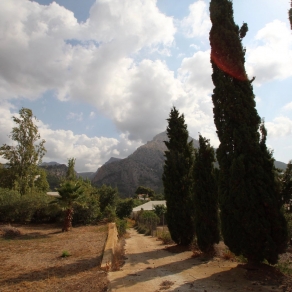 Chalet en la zona de Las fuentes del Algar de Callosa. Zona de huerta y rodeado de montañas.
