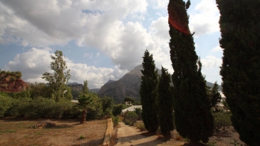 Villa in the area of Las Fuentes de Algar of  Callosa. Orchard area and surrounded by mountains