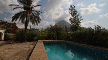 Villa in the area of Las Fuentes de Algar of  Callosa. Orchard area and surrounded by mountains