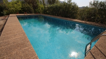 Villa dans la région de Las Fuentes de Algar de Callosa. Zone de vergers et entourée de montagnes.