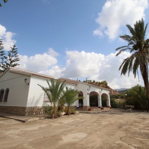 Villa in the area of Las Fuentes de Algar of  Callosa. Orchard area and surrounded by mountains