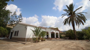 Villa in the area of Las Fuentes de Algar of  Callosa. Orchard area and surrounded by mountains
